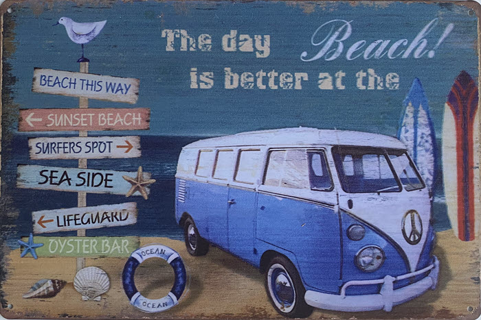 Retro metalen bord vlak - The day is better at the beach