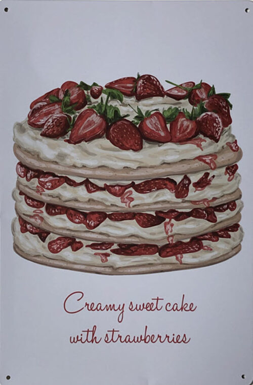Retro metalen bord vlak - Creamy sweet cake with strawberries